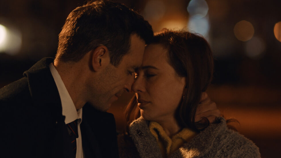 Първа целувка между героите на Руши Видинлиев и Весела Бабинова в "Мен не ме мислете"