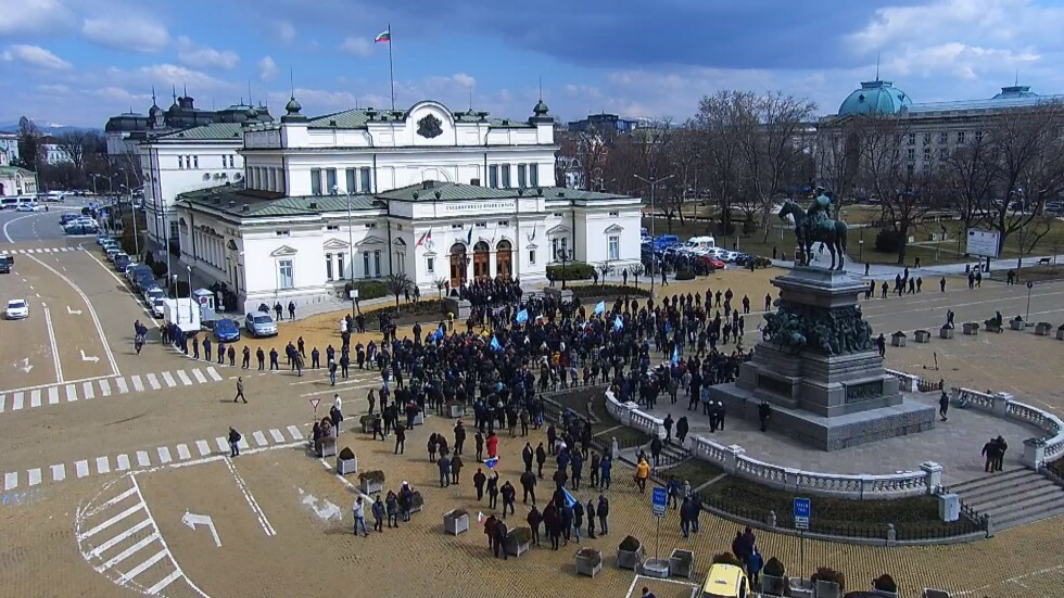 Протестът на ГЕРБ завърши пред парламента, след като мина през МВР