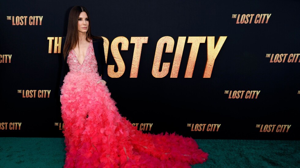 Сандра Бълок впечатлява с розова рокля на премиерата на "Изгубеният град"