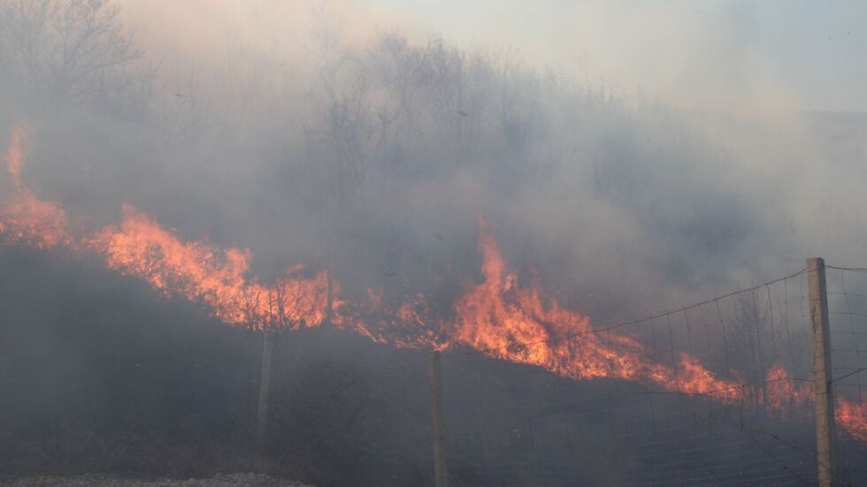 Опасността от пожари остава висока в много части на страната (ОБЗОР)