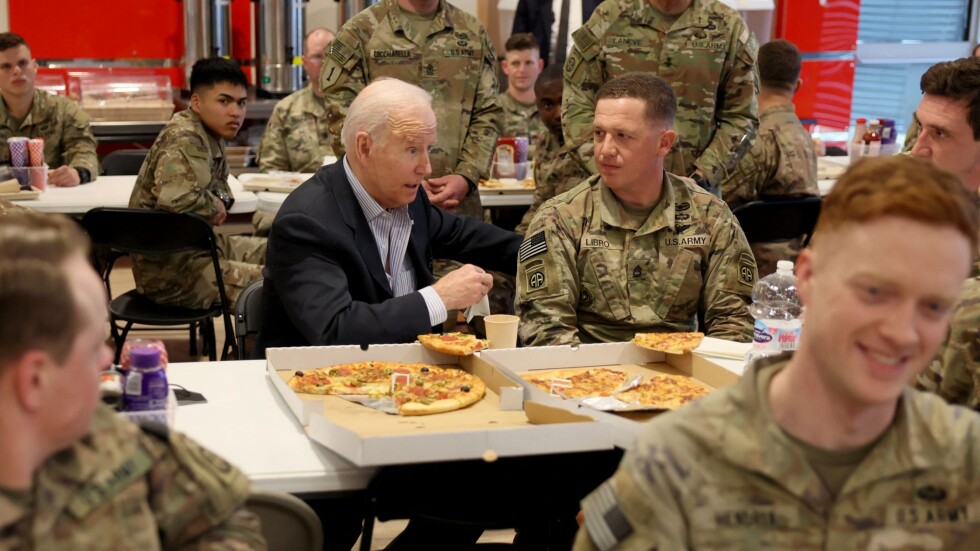 Байдън похапна пица с американски военни в Полша 