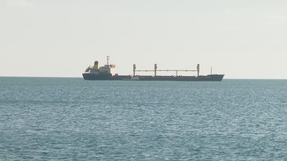 Военно министерство отрече корабът с български моряци да е превзет