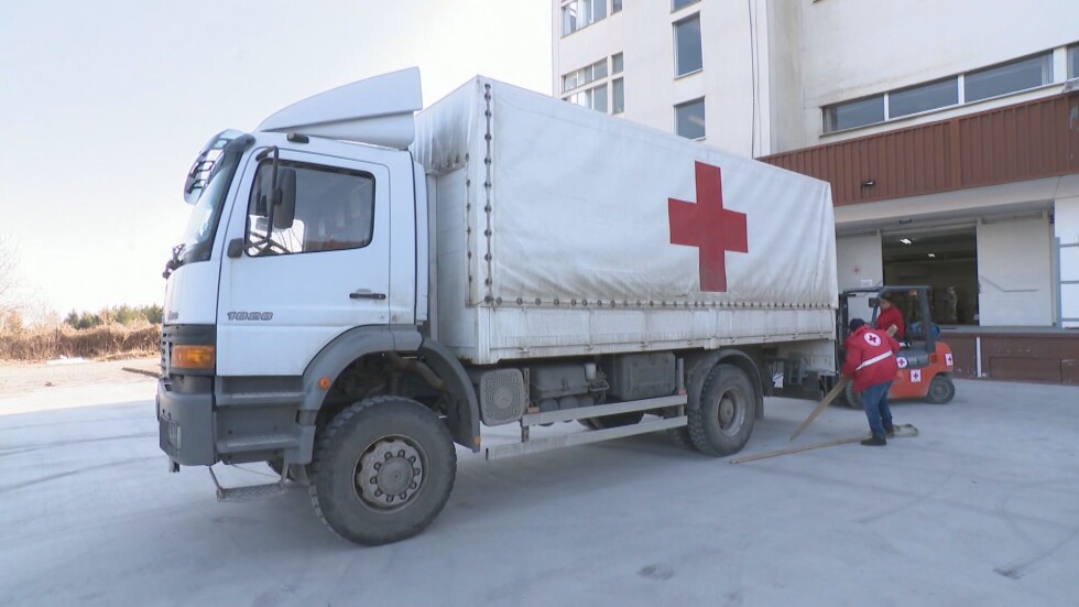 Помощ за Украйна: Камионите на БЧК и екип на bTV пътуват към Чернивци и Виница