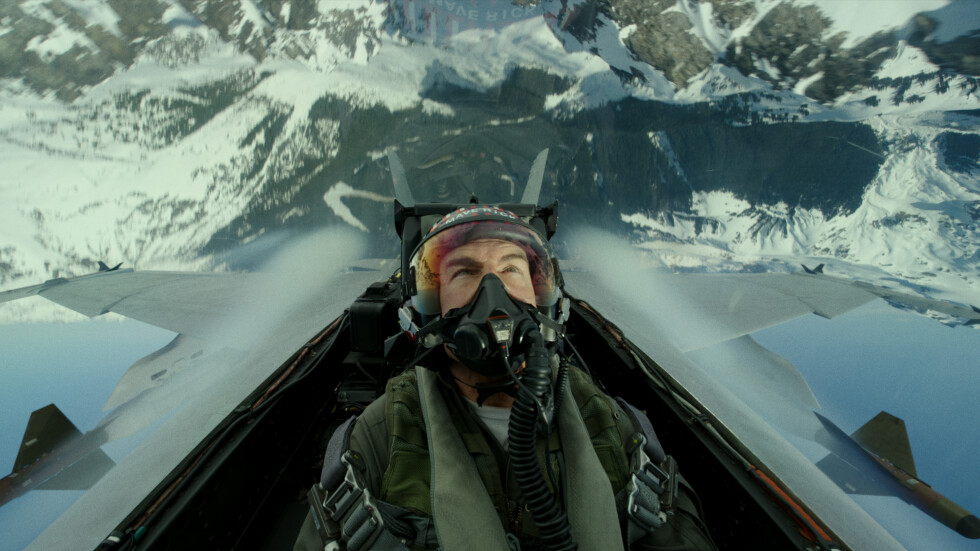 Том Круз отново облича коженото яке и слага авиаторските очила в "Топ Гън: Маверик" (ВИДЕО)