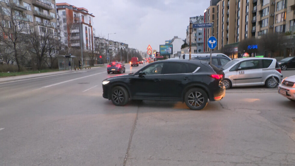 Жители на два столични квартала настояват за светофар на опасно кръстовище 