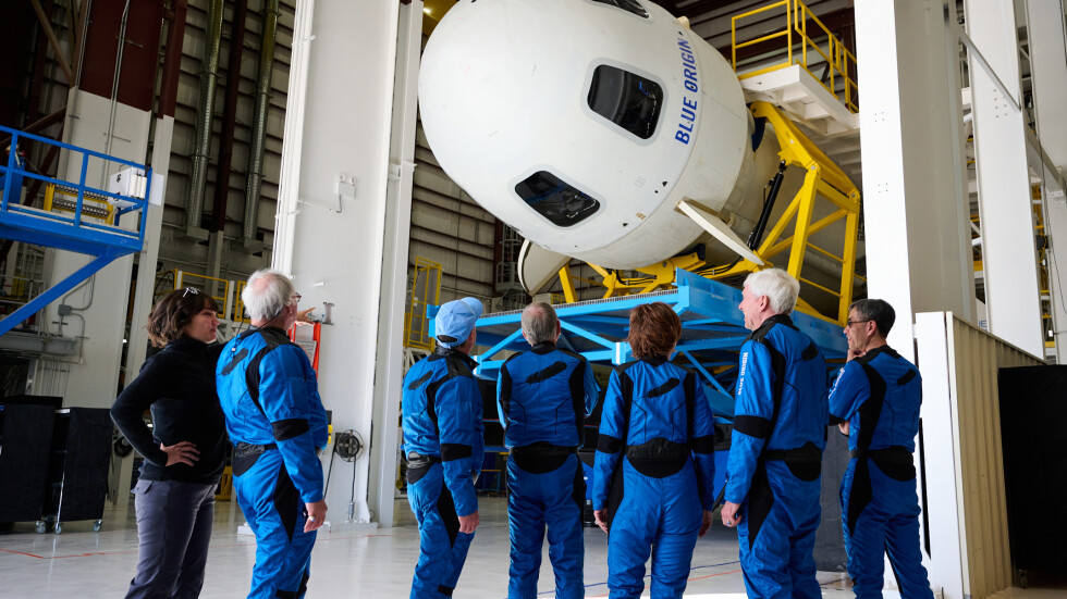 Посрещнете новите астронавти: Вторият полет на ракета на Безос е успешен