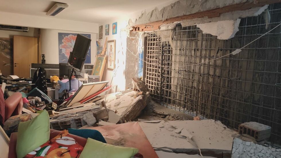 Строеж бутна стена на блок в София, има пострадала жена