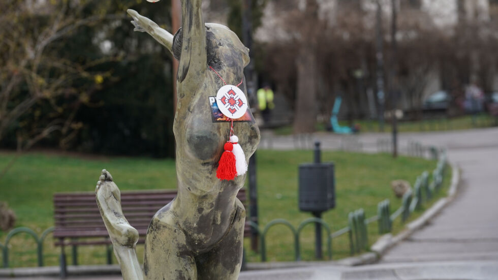 Отново закачиха мартеници на паметници в София (СНИМКИ)