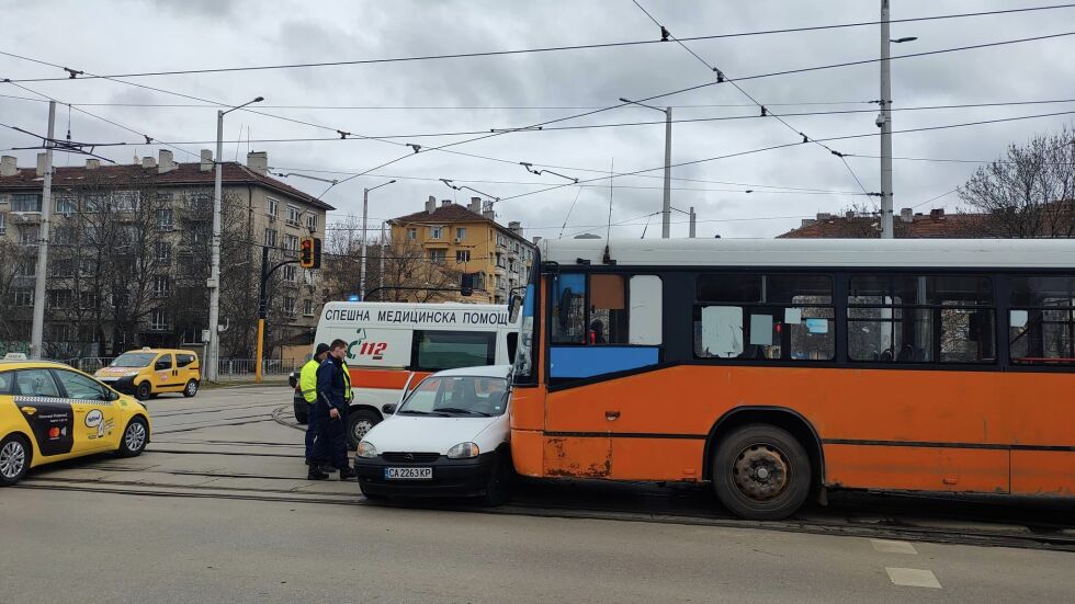 Катастрофа между автобус и кола в София, има ранен