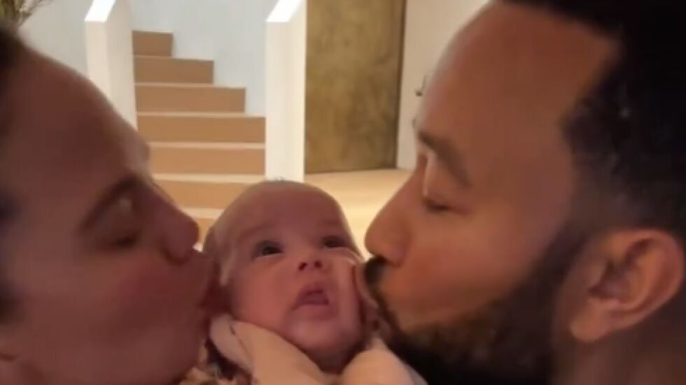 Криси Тейгън и Джон Леджънд целуват бебето, което чакаха толкова дълго 
