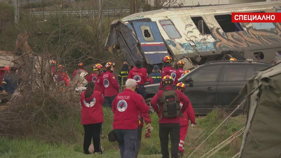 Специалният екип на bTV в Лариса: Продължават спасителните акции при влаковата катастрофа 