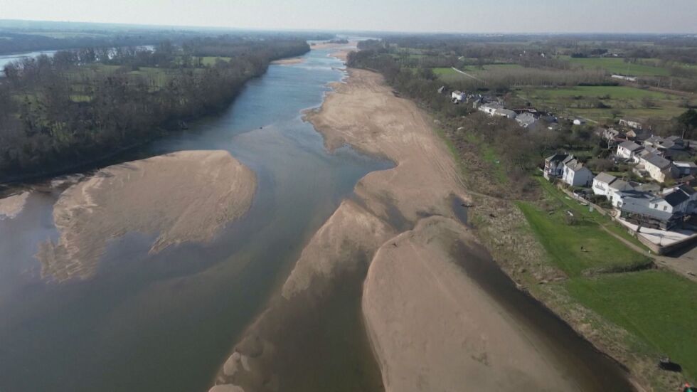 Кадри от дрон показват колко е пресъхнала най-дългата река във Франция