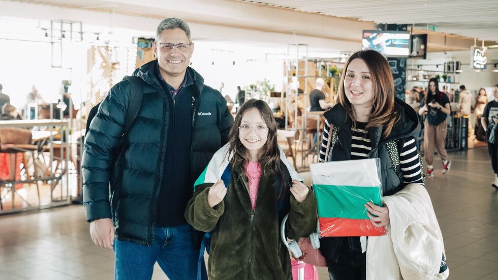 Летище София: Пътниците получаваха български трибагреник преди полета си