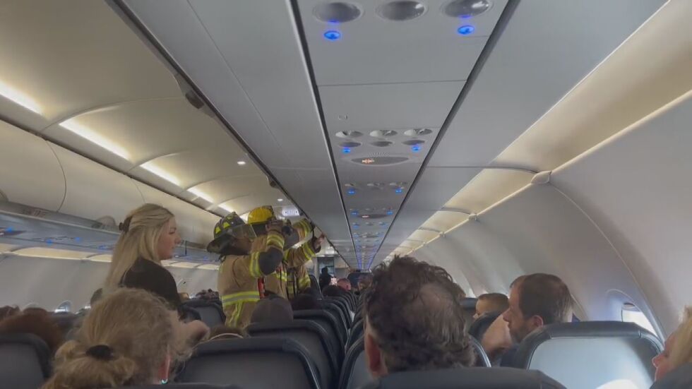 Самолет кацна аварийно заради пожар на борда, 10 души са пострадали (ВИДЕО)