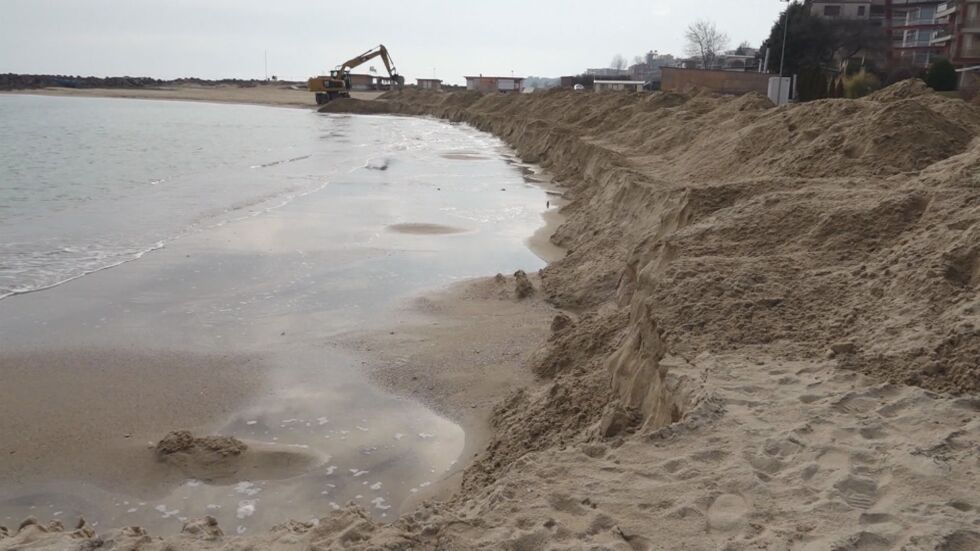 Съставят актове за разкопаването на плажа в Равда