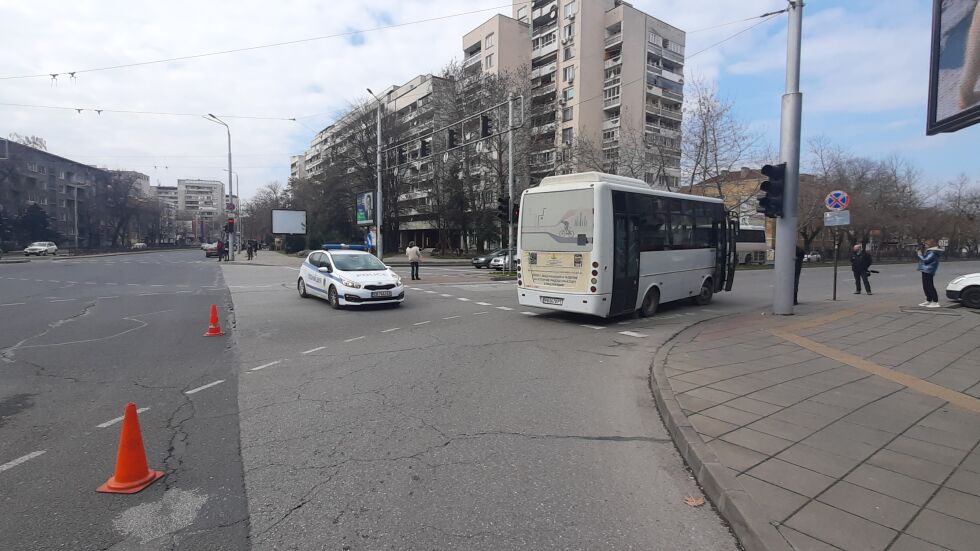 Автобус на градския транспорт в Пловдив блъсна жена на пешеходна