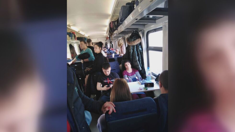 По зрителски сигнал: Правостоящи пътници в бързия влак Варна-София (СНИМКИ)