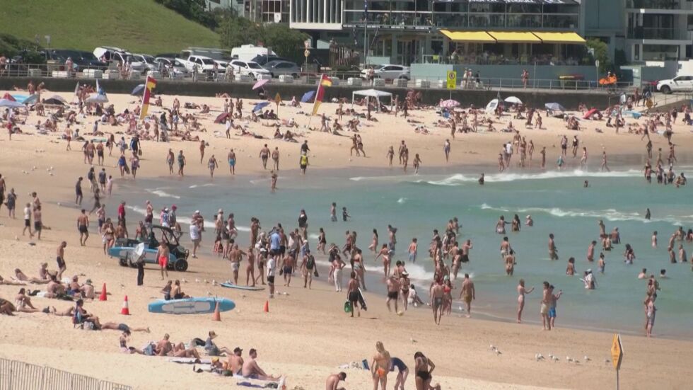 Опасна жега: Австралийците атакуваха плажовете в търсене на прохлада (ВИДЕО)