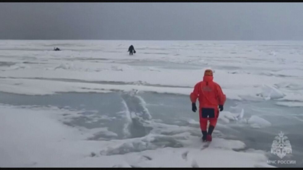 Около 40 рибари са спасени, след като леден блок се откъсна (ВИДЕО)
