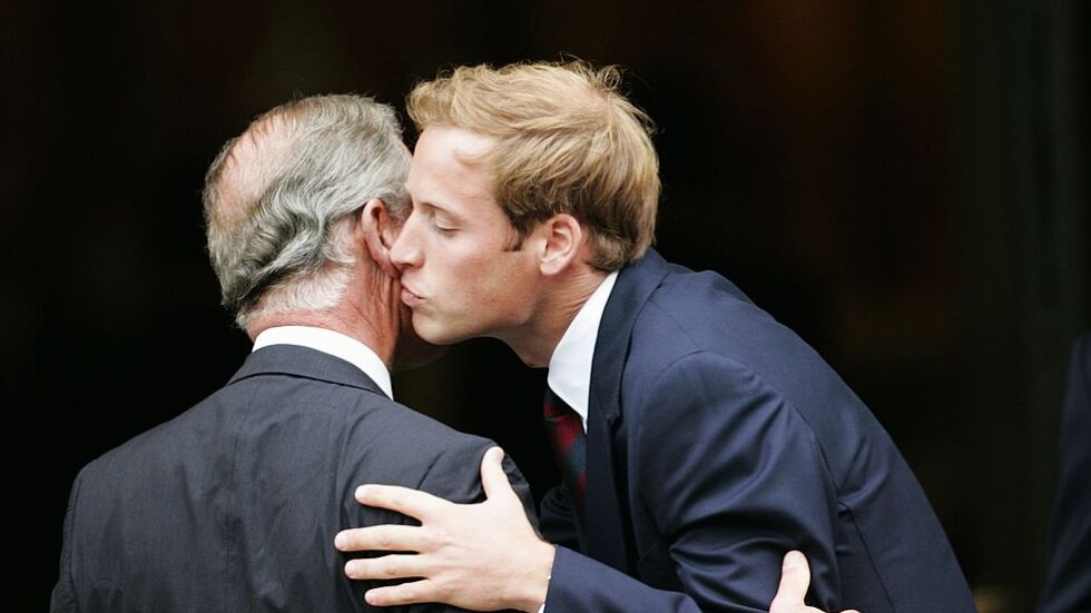Защо само принц Уилям ще целуне Чарлз Трети по време на коронацията