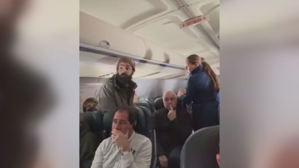 "Ще убия всеки тук": Пътник нападна стюардеса със счупена лъжица (ВИДЕО)