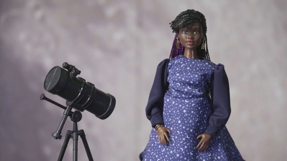 Барби отпразнува Международния ден на жената с кукла астронавт