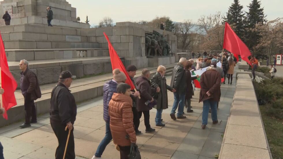 Протест срещу преместването на Паметника на Съветската армия