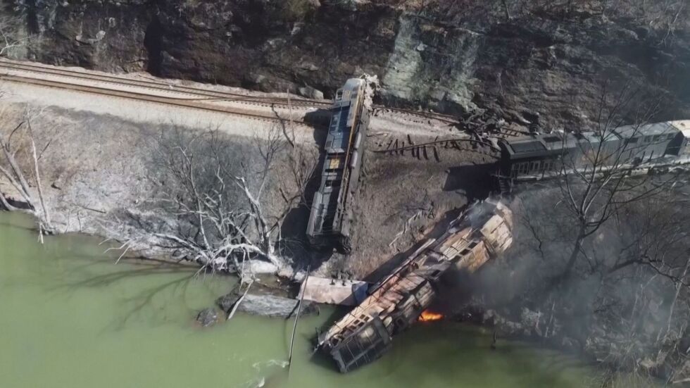 Влак дерайлира във Вирджиния и се запали, след като се удари в свлачище (ВИДЕО ОТ ДРОН)