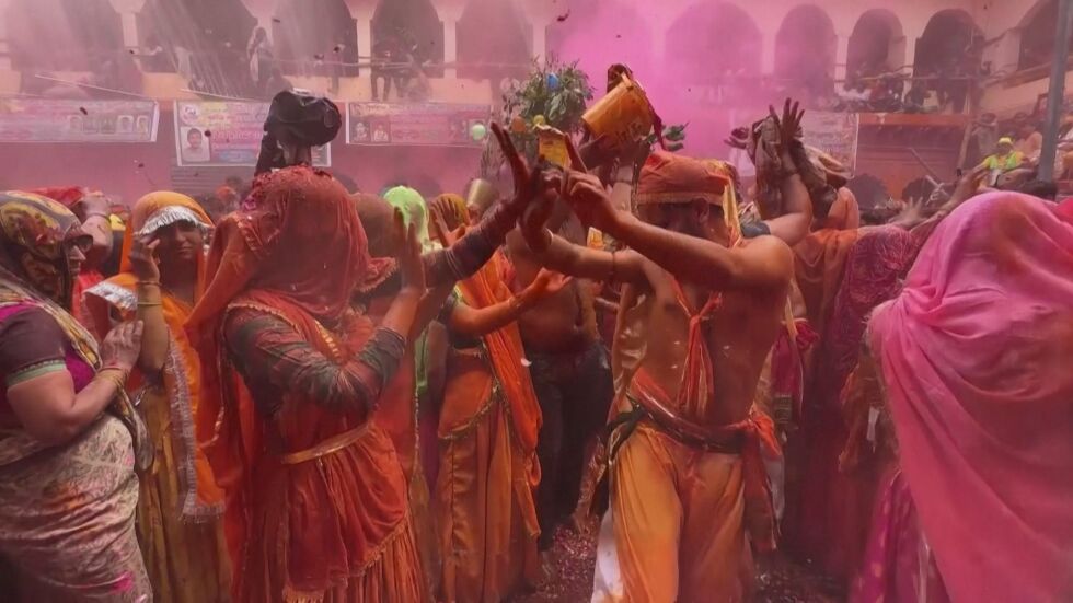 Индия посреща пролетта с фестивал на цветовете „Холи“ (ВИДЕО)