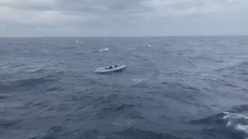 С гумена лодка в бурно море: Петима мигранти се удавиха край Турция 