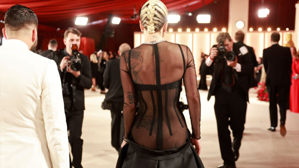 Лейди Гага изненадва всички на Оскарите с рокля, която разкриваше задните й части (СНИМКИ)