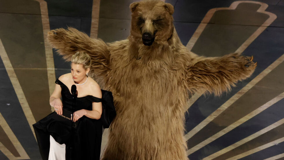 Eлизабет Банкс се скара на мечката на Оскарите с прегракнал глас