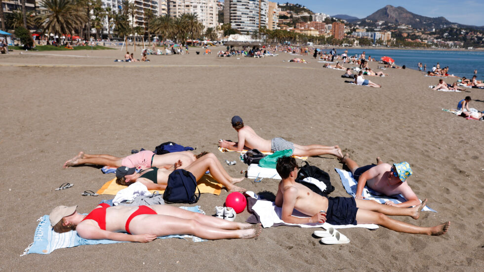 Необичайно топло време: Хиляди отидоха на плаж в Испания