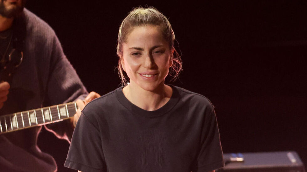 Гага без грим: Певицата излезе по скъсани дънки на сцената на Оскарите
