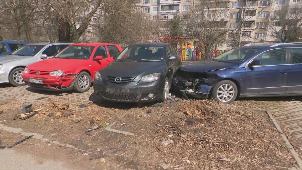 Автомобил помете шест паркирани коли в София