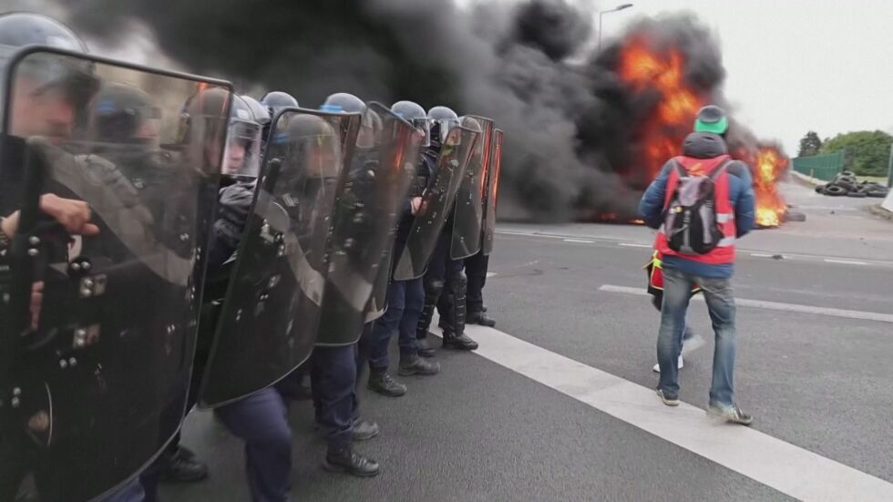 Стачката срещу пенсионната реформа във Франция блокира депо за гориво (ВИДЕО)