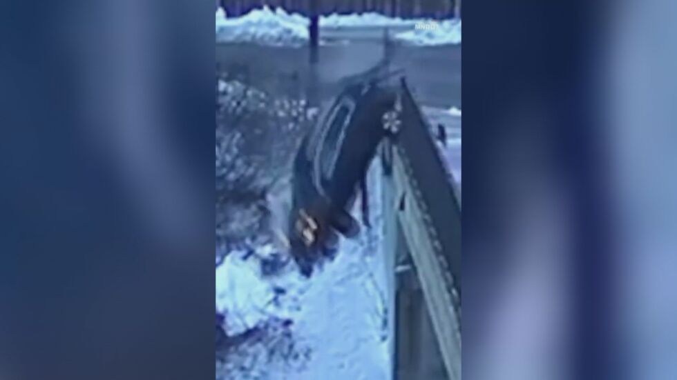 Тийнейджъри в Минеаполис се преобърнаха от мост с крадена кола (ВИДЕО)