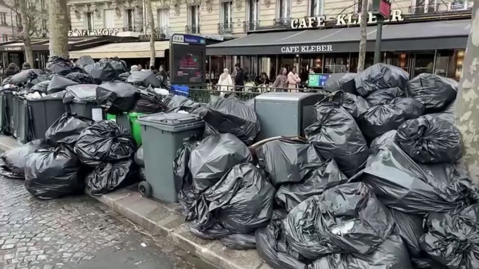 Стачките във Франция продължават: Париж потъна в боклуци