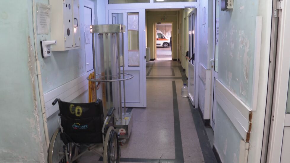 Да спасиш два живота: Жена роди в коридора на Спешното в болницата в Сливен 