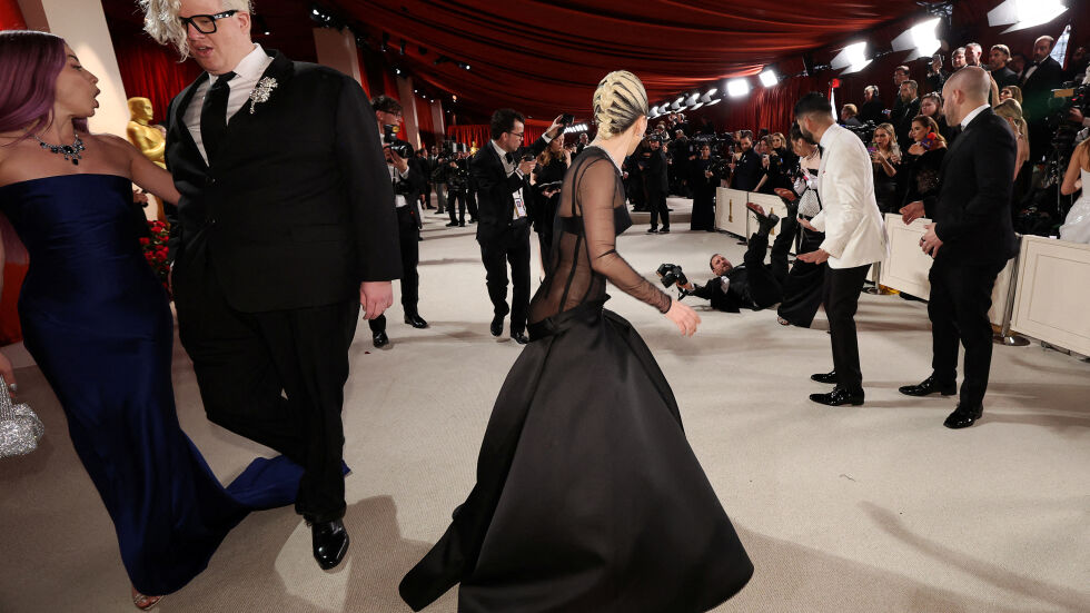 Лейди Гага се втурна да помага на паднал фотограф на Оскарите (ВИДЕО) 