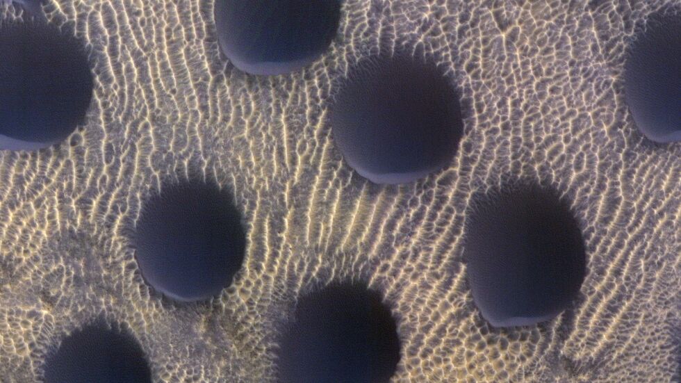 Учени откриха кръгли пясъчни дюни на Марс (СНИМКИ)
