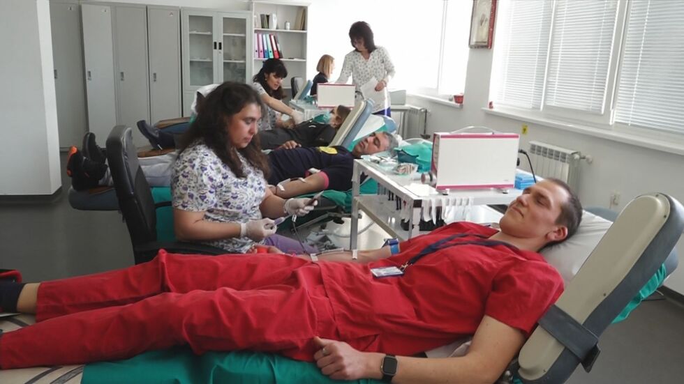 В името на живота: Лекари от Бургас даряват кръв за пациенти в нужда