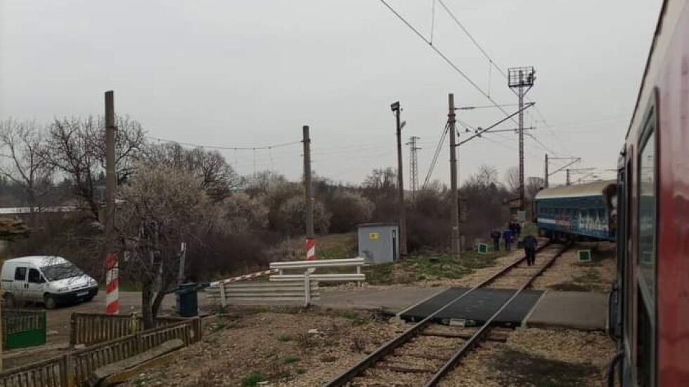 Последният вагон на бързия влак Варна – София дерайлира край Търговище