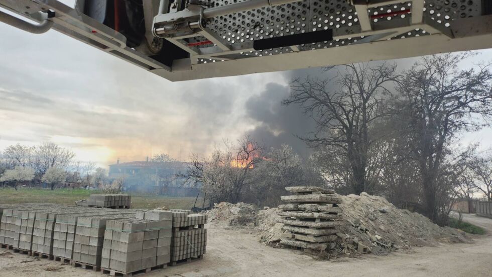 Пожар гори в промишлена зона „Север“ в Пловдив (СНИМКИ И ВИДЕО)