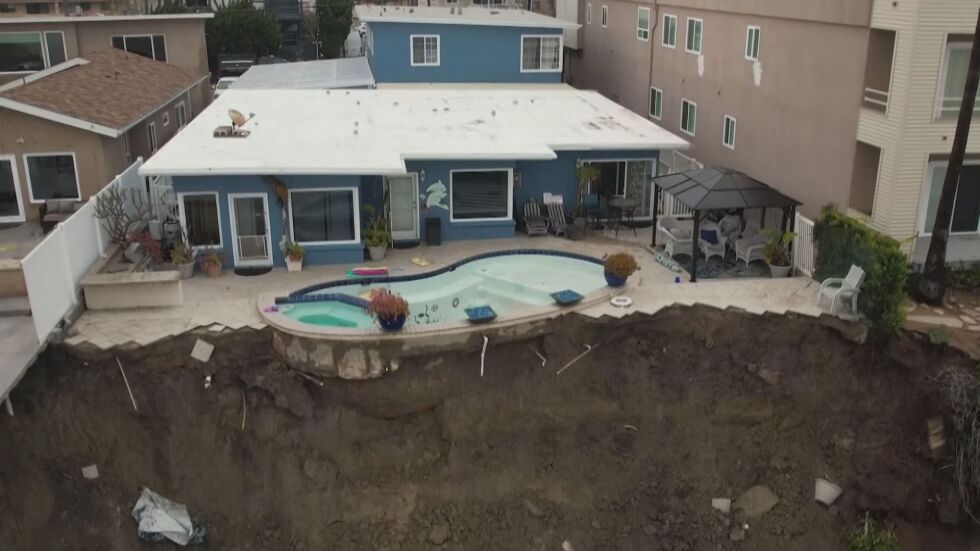 Заради свлачище в Калифорния: Плувен басейн увисна над пропаст (ВИДЕО)