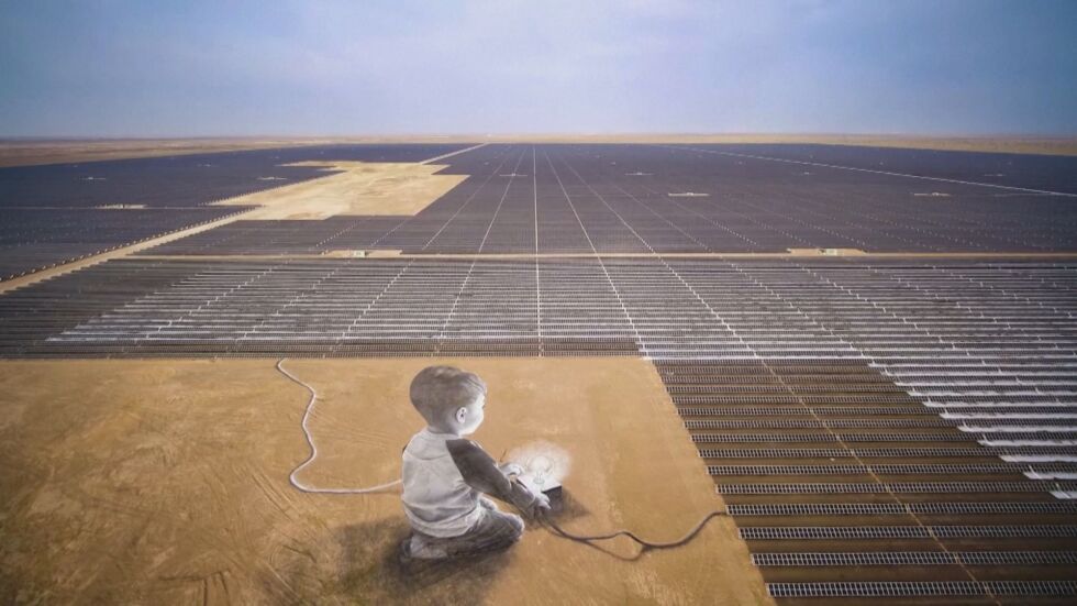 100-метрова рисунка: Какво символизира дете, което пали крушка в пустинята (ВИДЕО) 