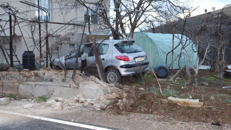 Кола самокатастрофира и се озова в двора на къща край Благоевград (СНИМКИ)