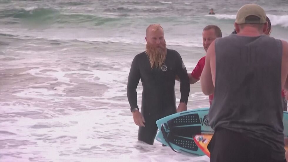 През рояци медузи: Австралиец счупи рекорд, като кара сърф 40 часа (ВИДЕО)