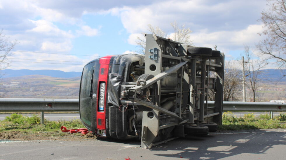 Четвърти инцидент за деня в региона: Ремарке, превозващо кола, се обърна на Е-79 (ВИДЕО) 
