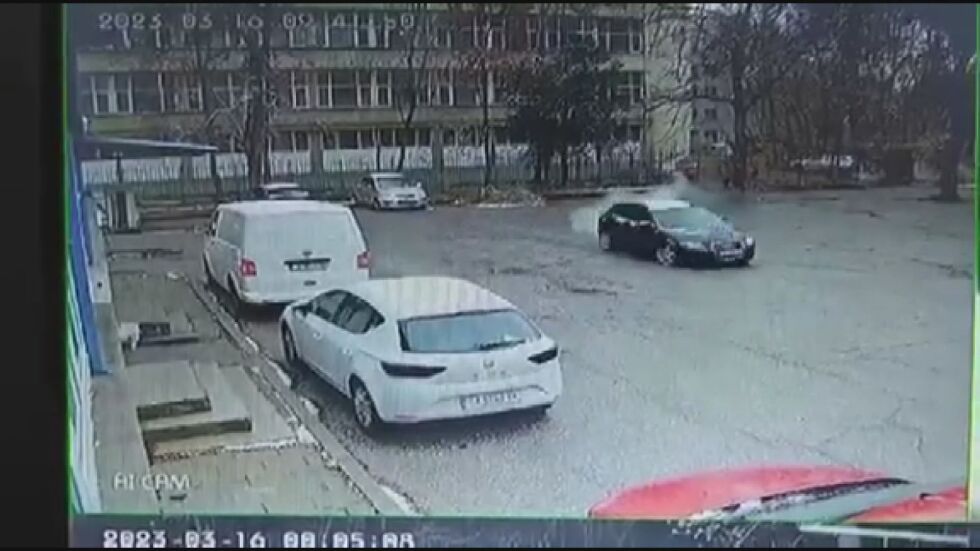 Дрифт край столично училище: Млад шофьор удари паркирана кола и се заби в сграда